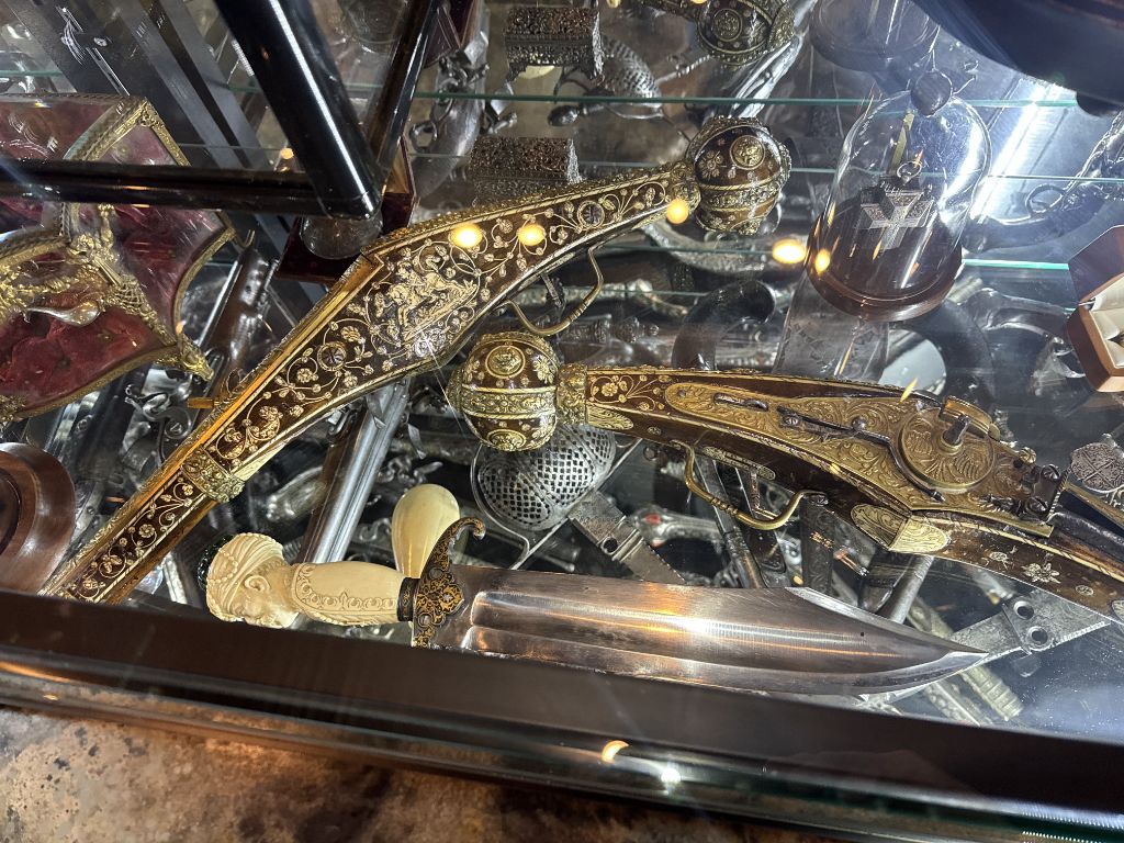 King Farouk Pistols and Dagger — 24k gold inlay, Egyptian royal provenance
